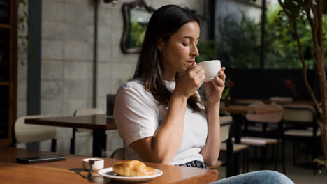 Mujer-Bebiendo-Cafe