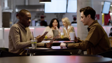 People-sitting-at-the-restaurant