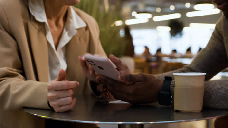 Couple-sitting-at-the-restaurant