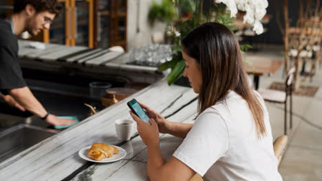 Mujer-Usando-El-Telefono