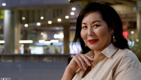 Woman-posing-at-the-restaurant