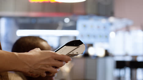 Waitress-approaching-the-POS-to-the-diner