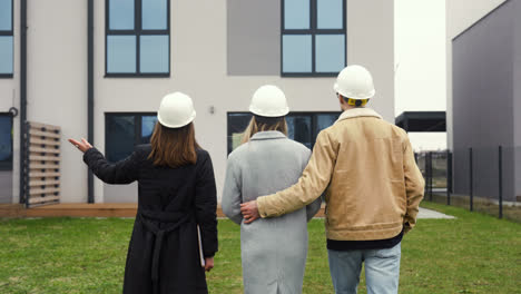 People-with-hardhats-talking-outdoors