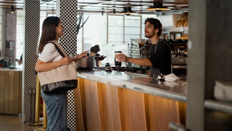 Barista-Serviert-Kaffee