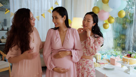 Pregnant-woman-with-friends