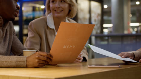 Gente-Sentada-En-El-Restaurante