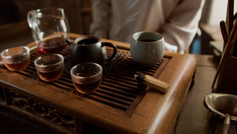 Persona-Preparando-Té-Y-Relajándose