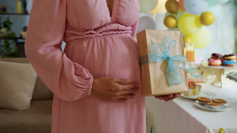 Mujer-Embarazada-Con-Un-Regalo