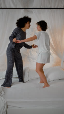 Women-dancing-on-the-bed