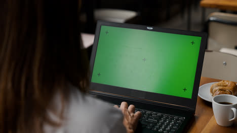 Woman-working-on-computer