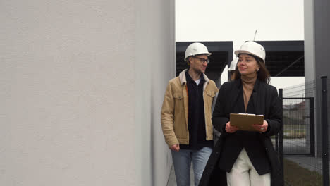 People-with-hardhats-talking-outdoors