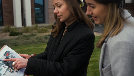 Real-estate-agent-holding-clipboard-with-drawings