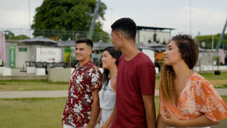 Parejas-Caminando-Juntas