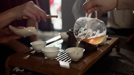 Waitress-pouring-tea-in-cups