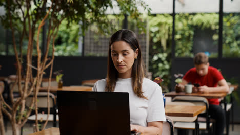 Mujer-Trabajando-En-Computadora