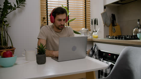 Man-with-headphones-using-laptop