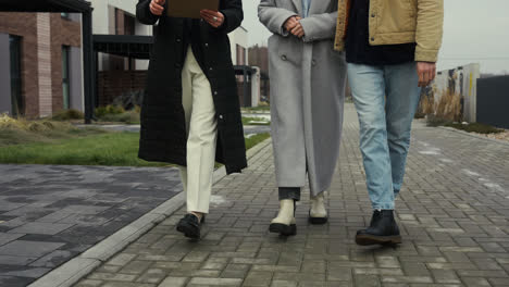 Personas-Con-Cascos-De-Seguridad-Hablando-Y-Caminando-Al-Aire-Libre.