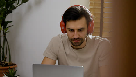 Man-with-headphones-using-laptop