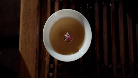 Persona-Poniendo-Una-Flor-Dentro-De-Una-Taza-De-Té