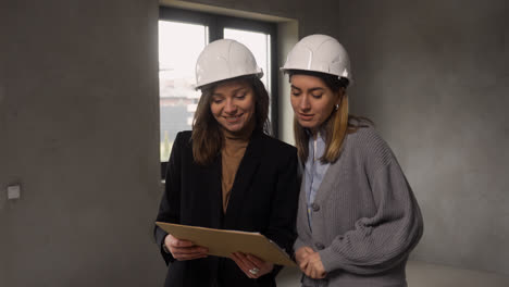 Mujeres-Con-Cascos-De-Seguridad-En-Una-Casa-Vacía