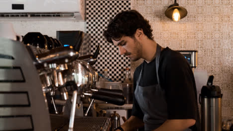 Baristas-Arbeiten-In-Einem-Café