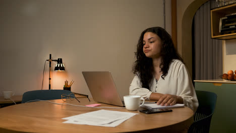 Mujer-Joven-Trabajando-En-Casa