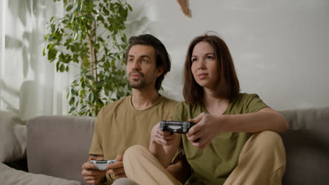 Couple-playing-videogames