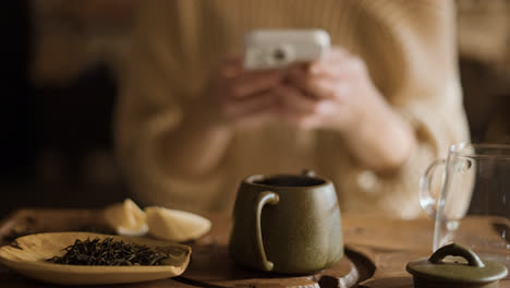 Juego-De-Recipientes-Para-Té-Sobre-La-Mesa