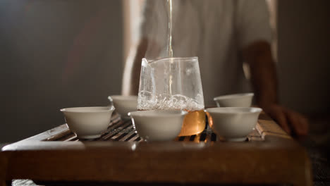 Waitress-pouring-tea-in-a-jar