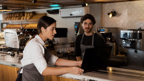 Baristas-Trabajando-En-Cafetería