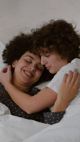 Happy-couple-laying-on-bed