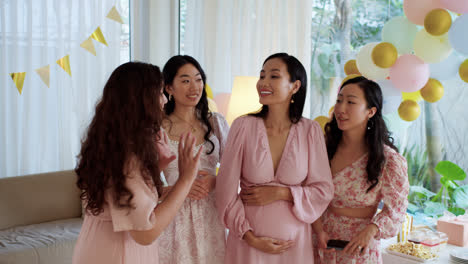 Pregnant-woman-with-friends