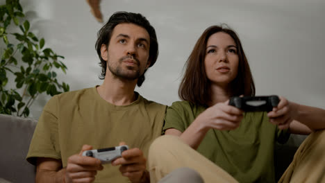 Couple-playing-videogames