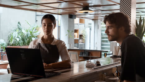 Baristas-working-in-coffee-shop