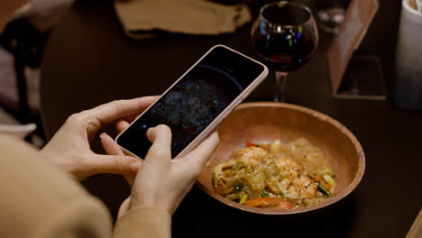 Mujer-Filmando-Un-Video-En-El-Restaurante