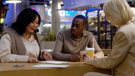 People-sitting-at-the-restaurant