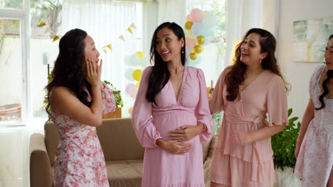 Pregnant-woman-with-friends