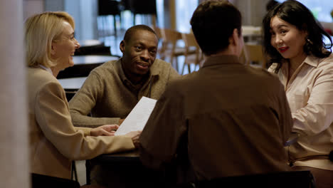 People-sitting-at-the-restaurant