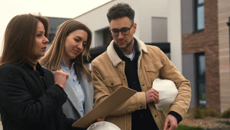 People-with-hardhats-talking-on-the-neighbourhood