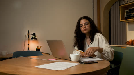 Mujer-Latina-Trabajando-En-Casa