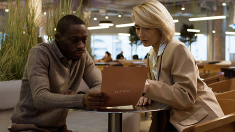 Couple-sitting-at-the-restaurant