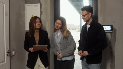 Gente-Hablando-Y-Entrando-Al-Edificio.