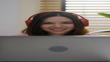 Woman-with-headphones-using-laptop