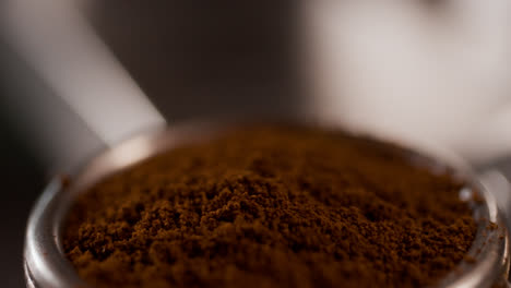 Pressing-coffee-powder