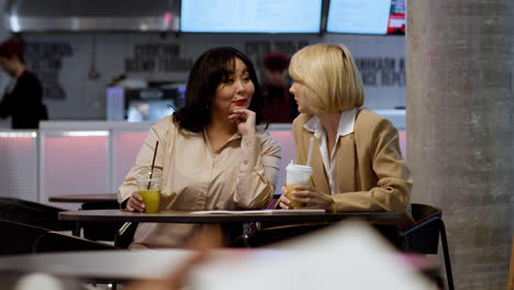 People-sitting-at-the-restaurant