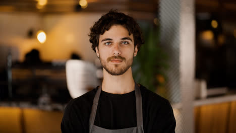 Barista-Schaut-In-Die-Kamera