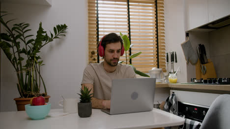 Man-with-headphones-using-laptop