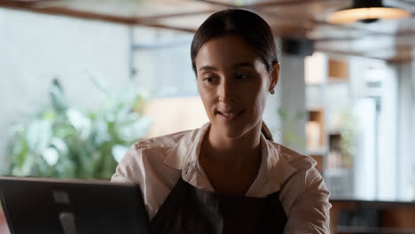 Baristas-Trabajando-En-Cafetería