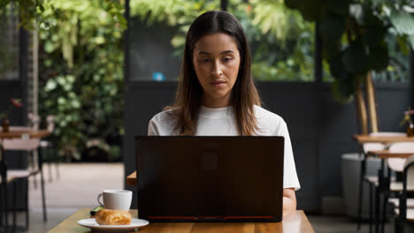 Mujer-Trabajando-En-Computadora