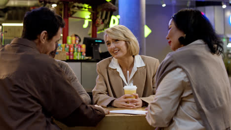 Gente-Sentada-En-El-Restaurante